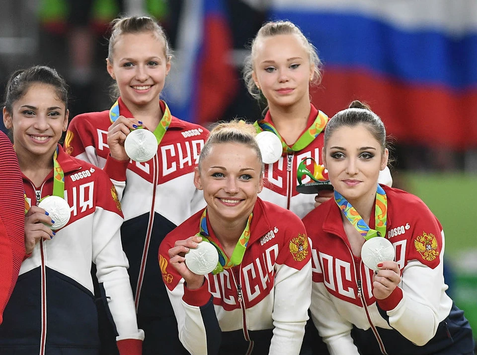 У Ангелины Мельниковой (вверху справа) уже не хватило сил радоваться серебряной медали.