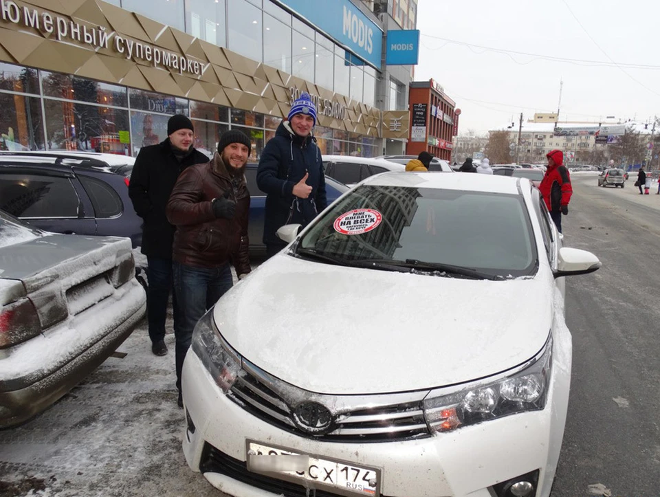 7 января парни кошмарили водителей возле магазина «Золотое яблоко». Фото: группа «СТОП ХАМ! Челябинск» в соцсети «ВКонтакте»