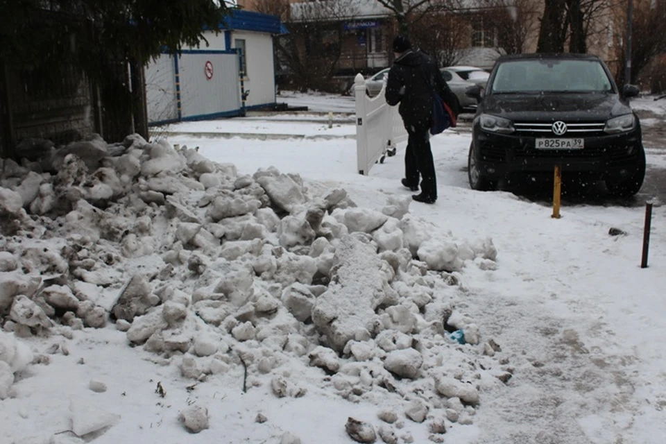 Почему не убирают снег в москве. В Калининграде есть снег сейчас. Новости почему не убирают снег. Во сколько можно убирать снег в Московской области.