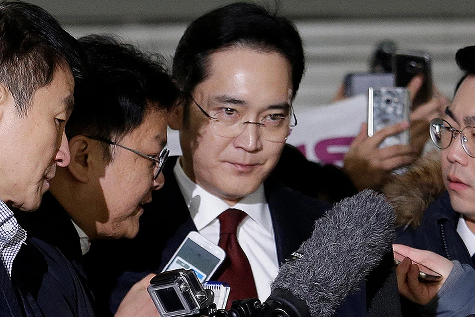 Арест Джэена (на фото в центре) - лишь небольшая часть крупнейшего в истории Южной Кореи политического скандала.