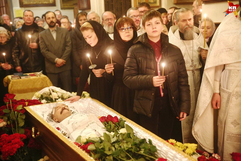 У гроба с Александром Тихановичем дочь Анастасия, Ядвига Поплавская и внук Ваня