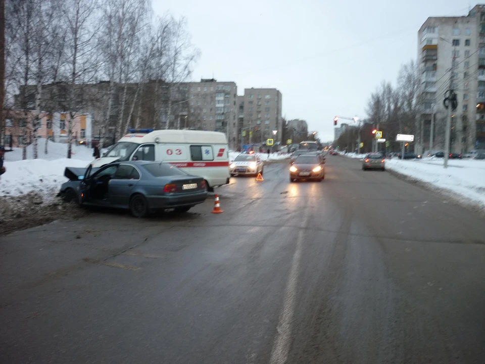 В Ярославле водитель БМВ протаранил "скорую": медиков госпитализировали