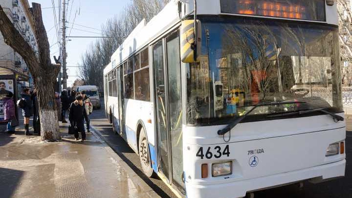 После жалобы пассажиров во всех автобусах Волгограда стали принимать  проездные билеты - KP.RU