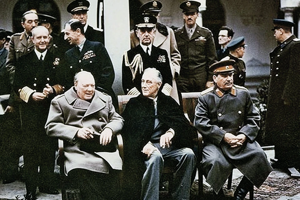 «Большая тройка» осталась в мировой истории примером уникального взаимодействия лидеров ведущих государств планеты. Слева направо сидят: Уинстон Черчилль, Франклин Рузвельт, Иосиф Сталин.