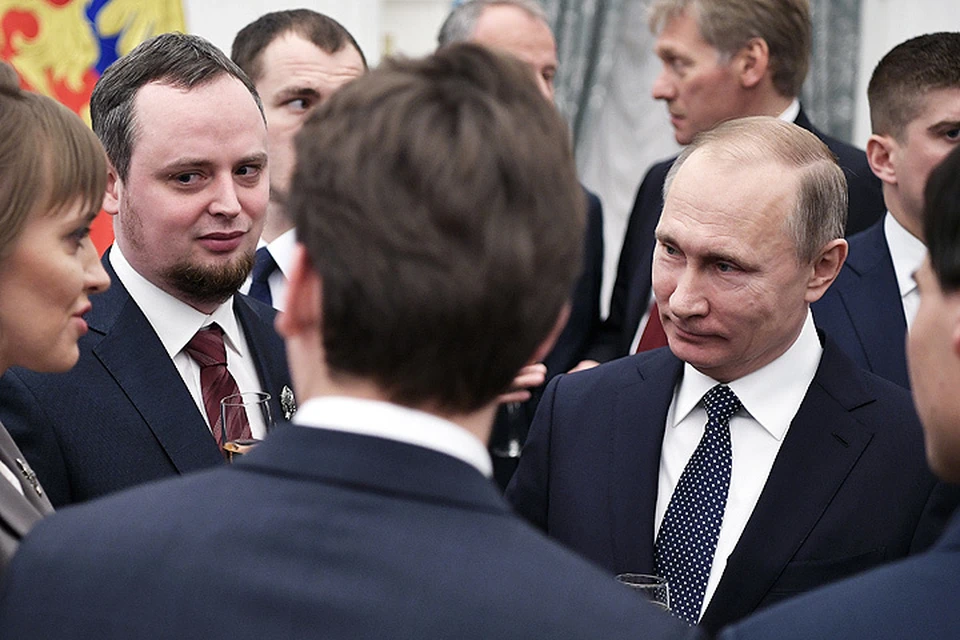Президент России Владимир Путин общается с лауреатами премий в области науки и инноваций для молодых ученых после церемонии награждения в Кремле. ФОТО Алексей Никольский/пресс-служба президента РФ/ТАСС