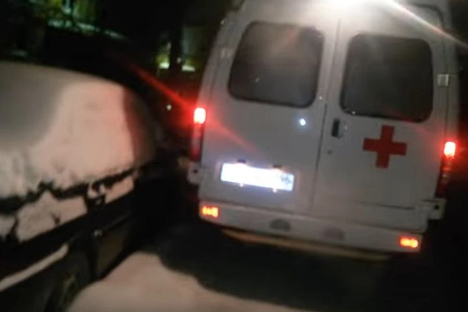 Из-за машин, припаркованных где попало, "скорая" не смогла подобраться к подъезду. Фото: кадр с видео, сделанного Константином Билютиным
