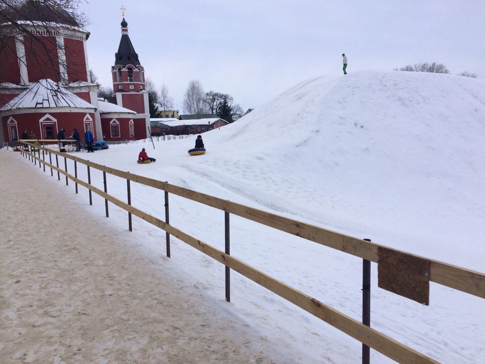 Горка около. Горка в Суздале. Суздаль горки для катания на ватрушках. Суздаль зимой горки.