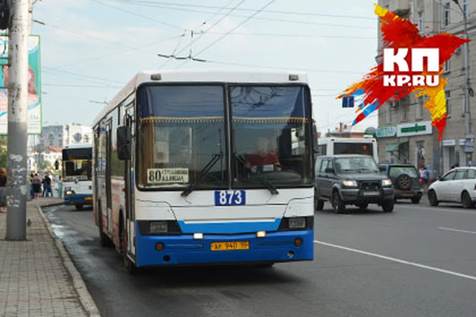 Когда горожане возвращались с работы домой, около семи часов, в автобус №33 зашел пожилой человек.
