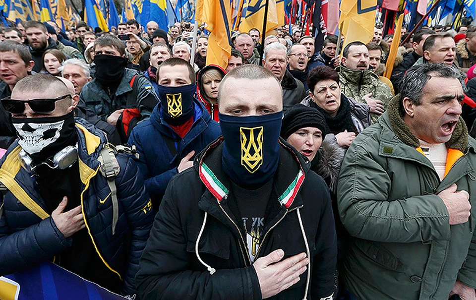Исполнение гимна Украины собравшимися в центре Киева.