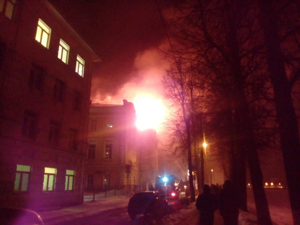 Огонь уничтожил старый корпус больницы