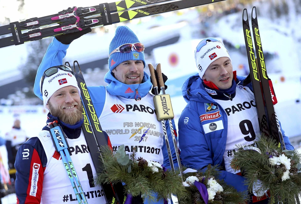 Сергей Устюгов (в центре) в окружении норвежских лыжников на высшей ступени пьедестала почета.