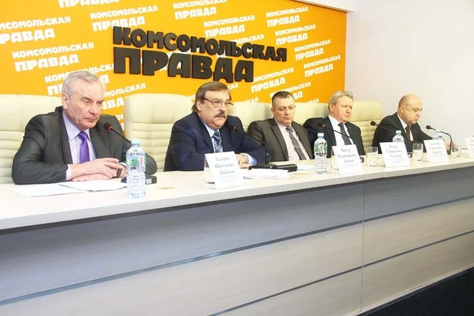 Слева направо: Валерий Цыбанев, Виктор Клочай, Игорь Сазонов, Дмитрий Краснов, Павел Солодкий в пресс-центре «Комсомольской правды».