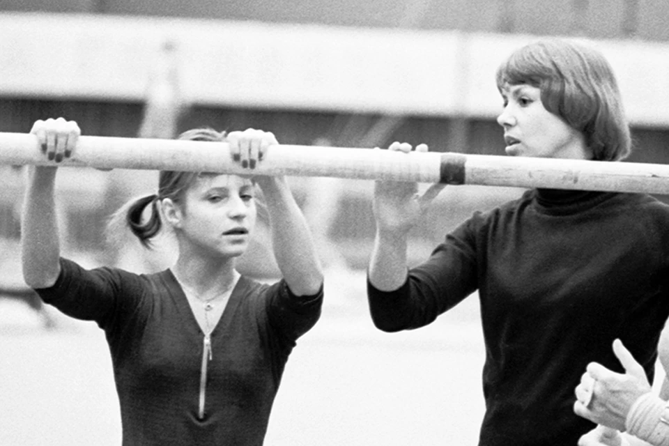 Ольга Корбут (слева) и старший тренер СССР по спортивной гимнастике Лариса Латынина