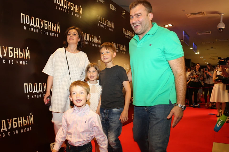 2014 год. Актер Михаил Пореченков, его жена Ольга и дети Мария, Михаил и Петр.