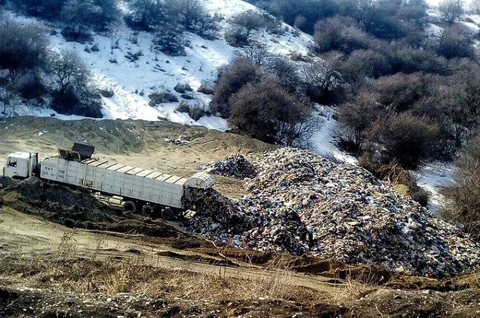 Чужим на свалку попасть не так-то просто — там установлен шлагбаум, через который пускают только «своих». Фото: https://vk.com/spatrol