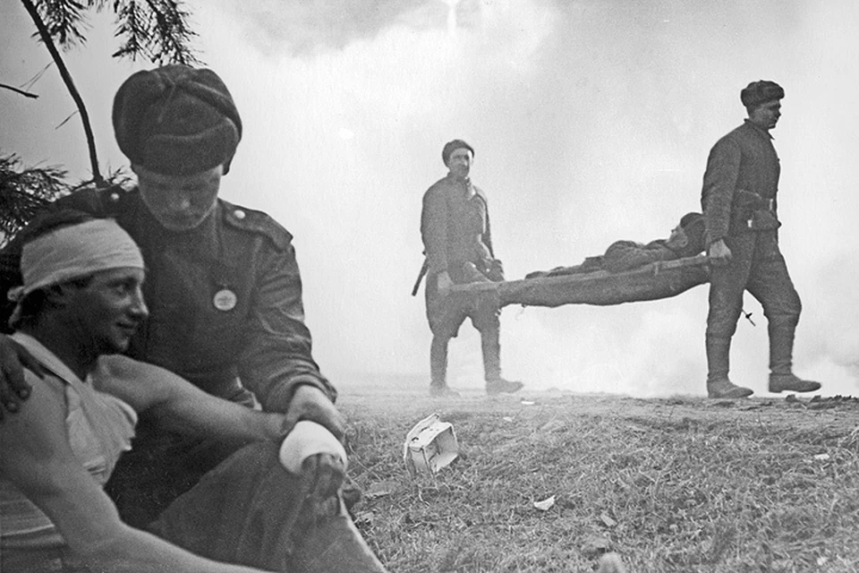 Советские санитары выносят раненых с поля боя. А. Новиков/ Фотохроника ТАСС