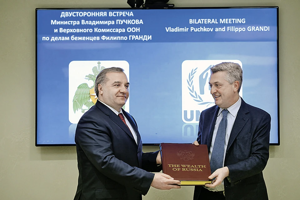 Владимир Пучков и Филиппо Гранди (справа) во время рабочей встречи. Фото: Пресс-служба МЧС России