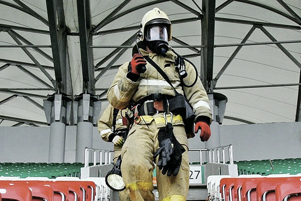 Один из моментов подготовки к чемпионату - тренировка пожарных на стадионе. Фото: Пресс-служба МЧС России