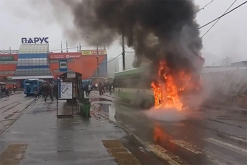 У станции метро Петровско-Разумовская загорелся автобус.
