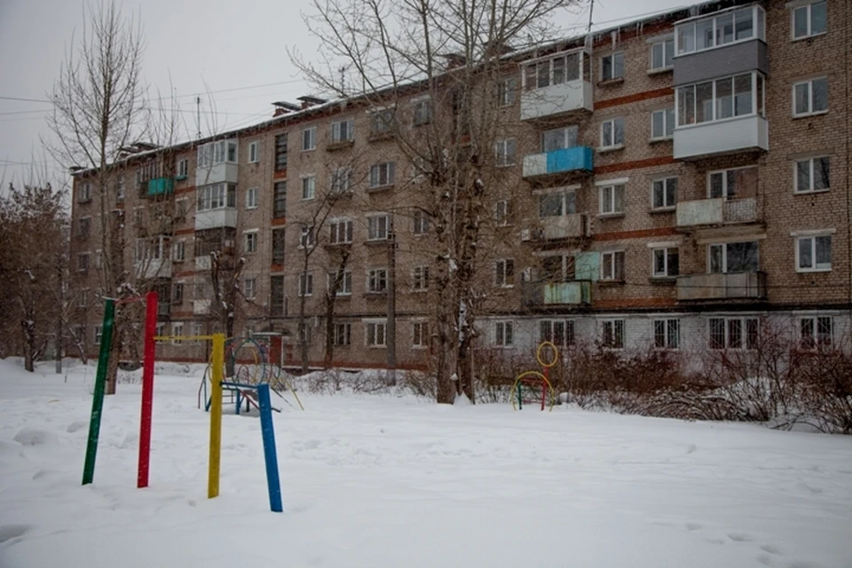 Для жителей пятиэтажки на ул. Льва Шатрова, 32 решена многолетняя проблема с горячей водой.