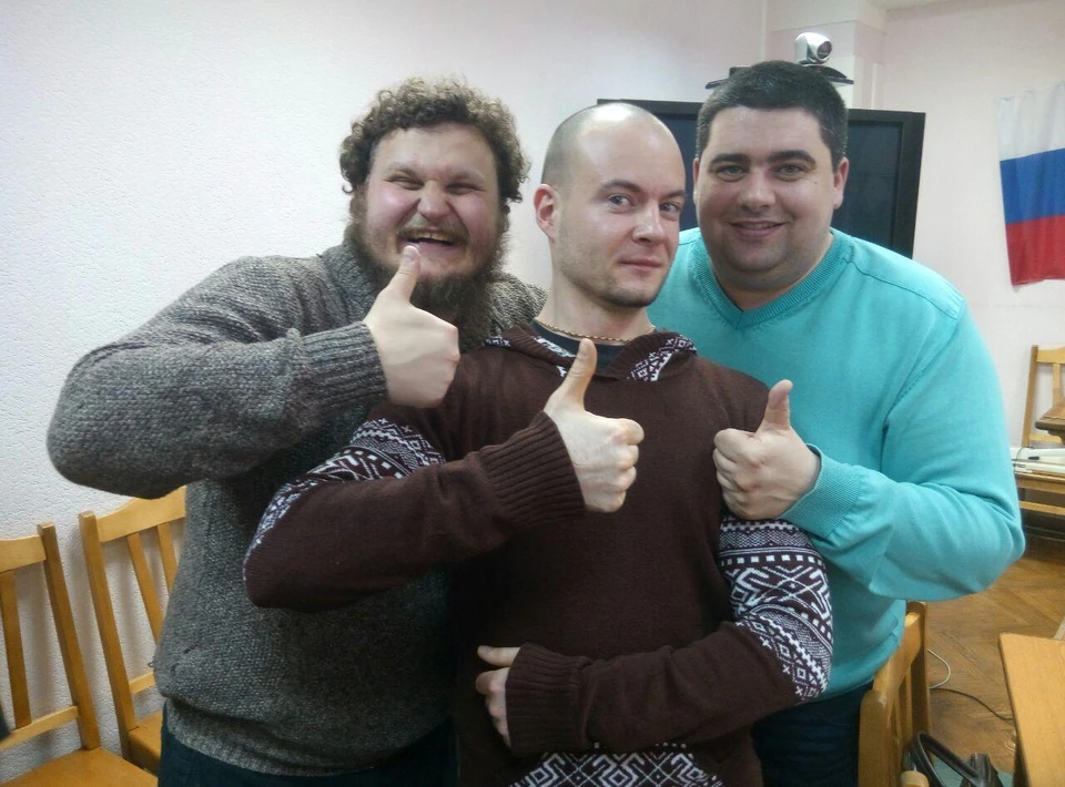 Тверская "Комсомолка" с самого начала поддерживала фермера в его борьбе. Теперь вместе празднуем победу . На фото слева направо сыровар Олег Сирота, корреспондент Игорь Докучаев, фермер Вадим Рошка