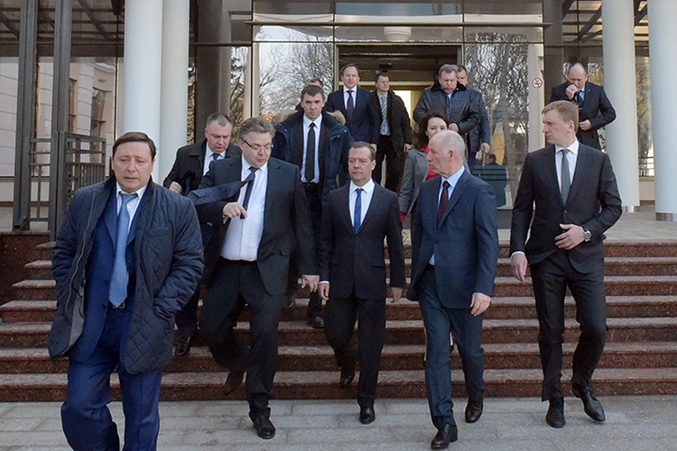 Для начала Медведеву показали, что в Ессентуках не все так плохо. Экскурсию начали с гламурного по местным меркам санаторного комплекса «Источник». Фото: Александр Астафьев/ТАСС