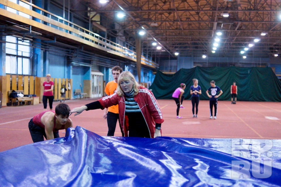 Манеж уралмаш екатеринбург. Парк победы манеж. Зимний стадион уралмаш. Футбольный манеж матч-арена, екатеринбург. Манеж уралмаш.