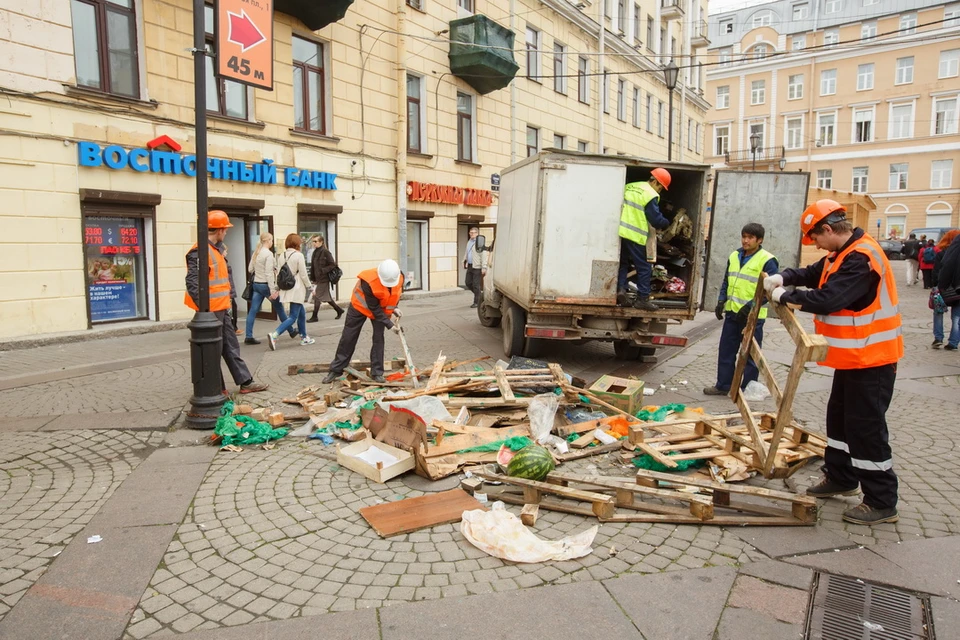 Снос торговых павильонов в спб ларьков. Сенная площадь ларьки. Снос на Сенной. Сенная площадь до сноса ларьков. Тротуар на Сенной площади.