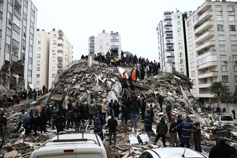 Сотни зданий и сооружений обрушились на юге Турции в результате сильного землетрясения магнитудой в 7,4 балла. На снимке - спасательные работы в городе Адана. Фото: Getty Images