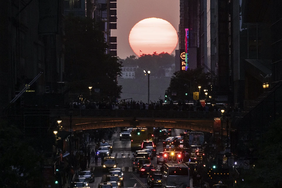 Жители Нью-Йорка стали свидетелями редкого и красивого зрелища «Манхэттенхендж», когда диск заходящего солнца оказывается на одной линии с небоскребами вдоль улиц Манхэттена. Это явление случается четыре раза в год. Фото: EAST NEWS
