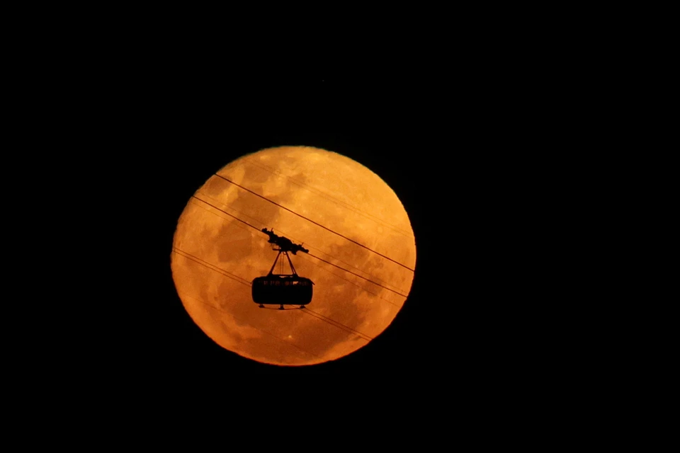 Полная Луна над бразильским Рио де Жанейро. Фото: REUTERS