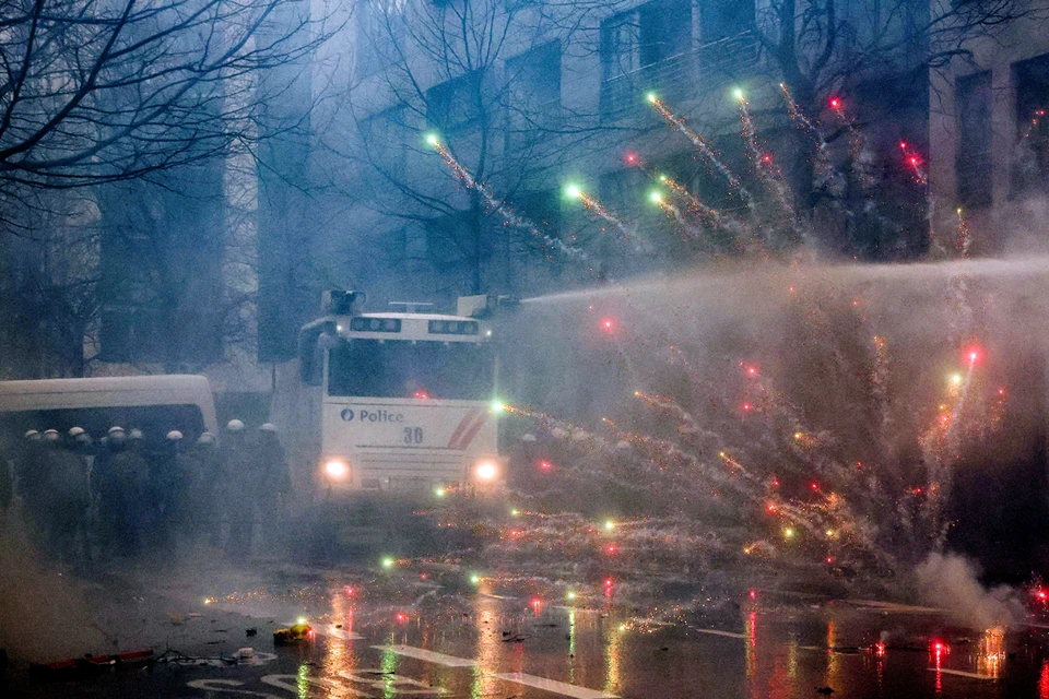 В Брюсселе полиция применила слезоточивый газ в отношении протестующих фермеров пытающихся прорваться в европейский квартал, где проходит встреча министров сельского хозяйства ЕС. Фото: REUTERS