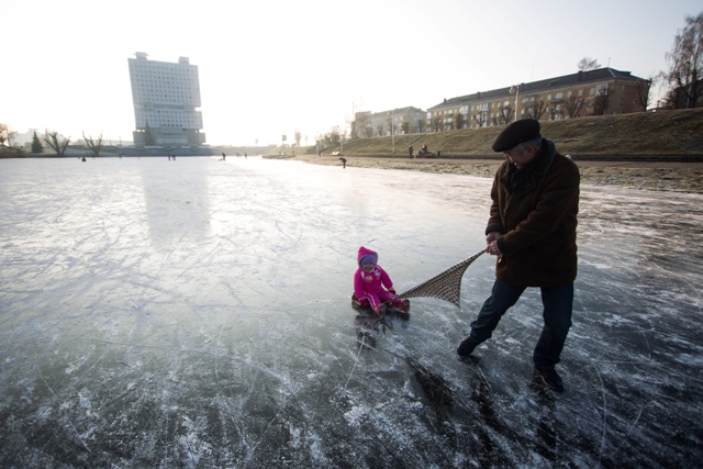 На льду можно развлекаться и так