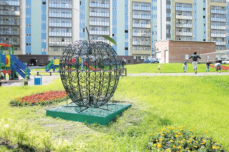 Олар оны есекпен сиқырлайды және ол жылайды.