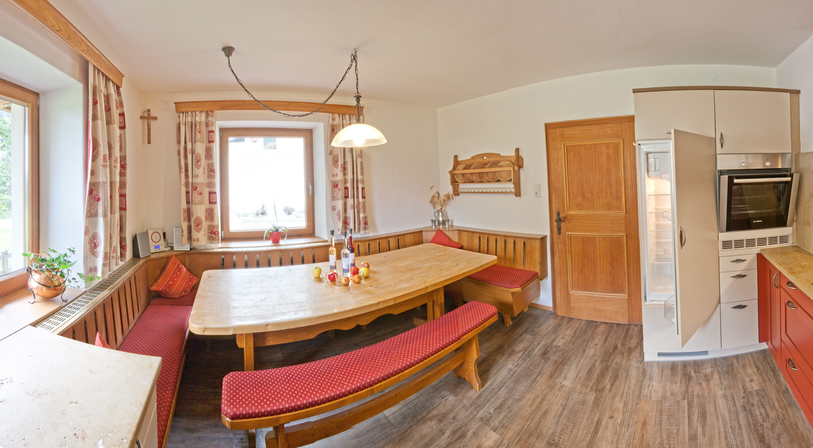 Полностью оборудованная кухня для большой компании.