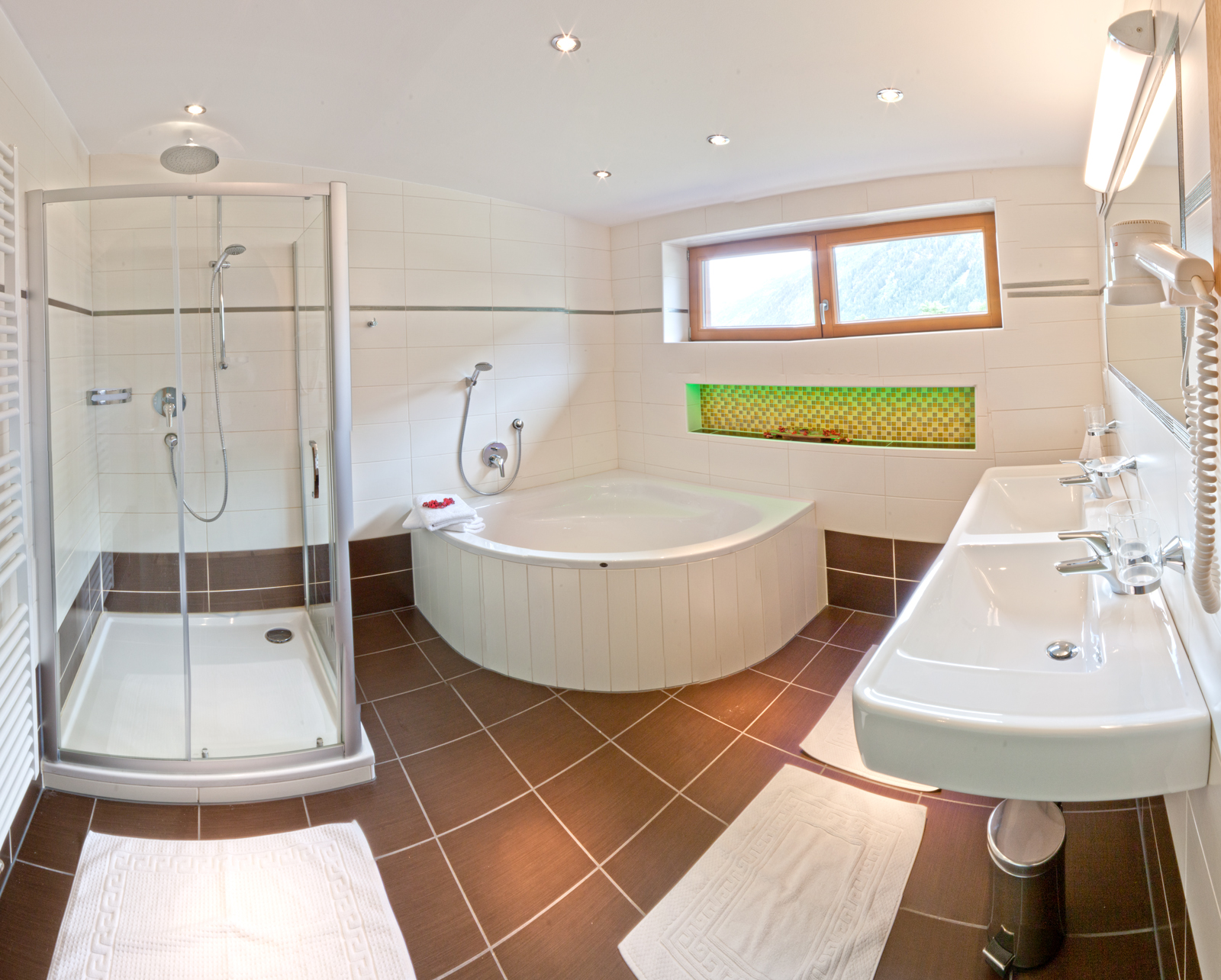 Одна из ванных комнат в шале в центре Майрхофена.