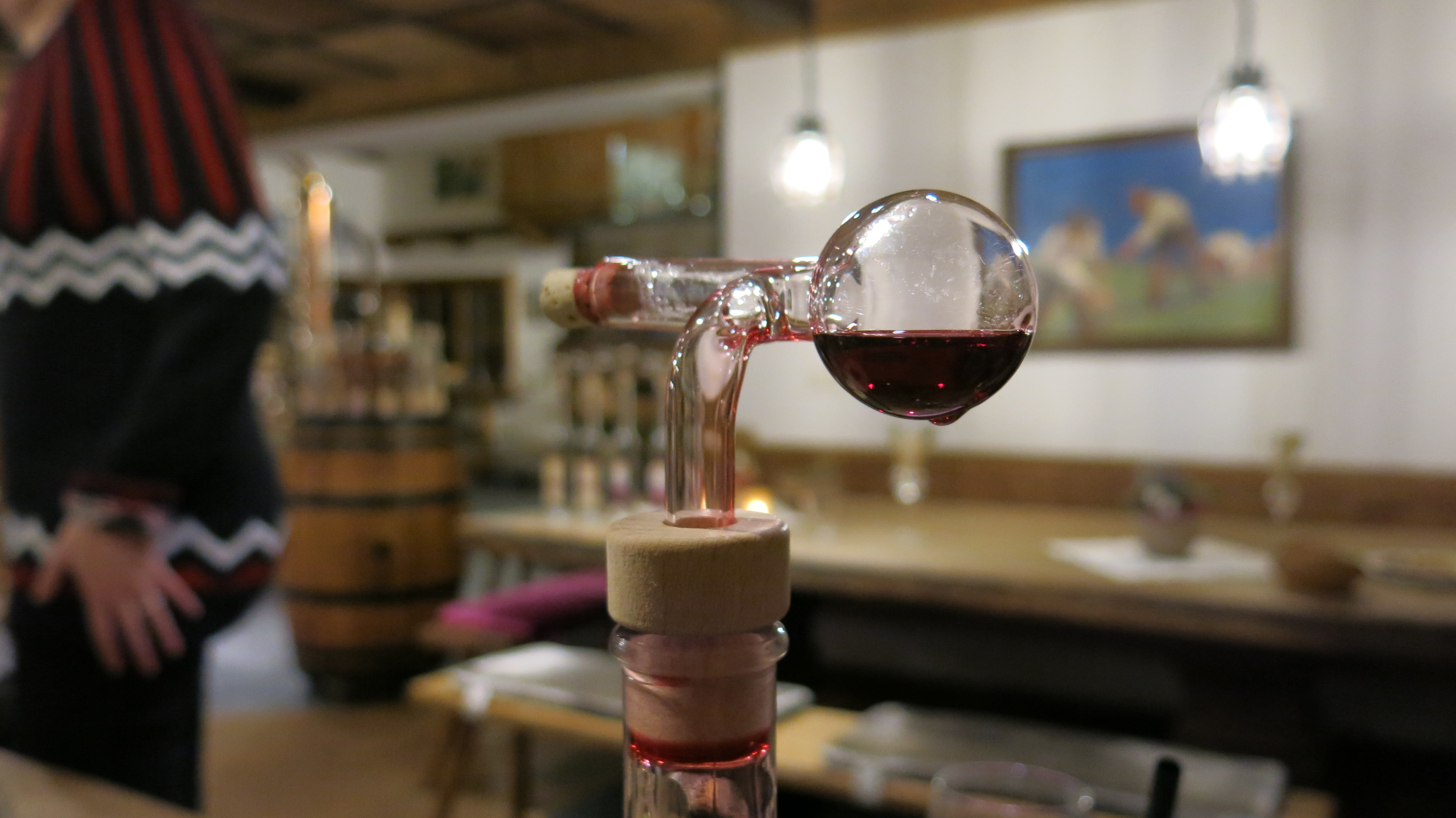 Спиртное тоже местного производства, есть не только крепкий шнапс, но и очень приятные ликеры и даже местный джин. Во время дегустации напитки разливают через специальные мерные сосуды.