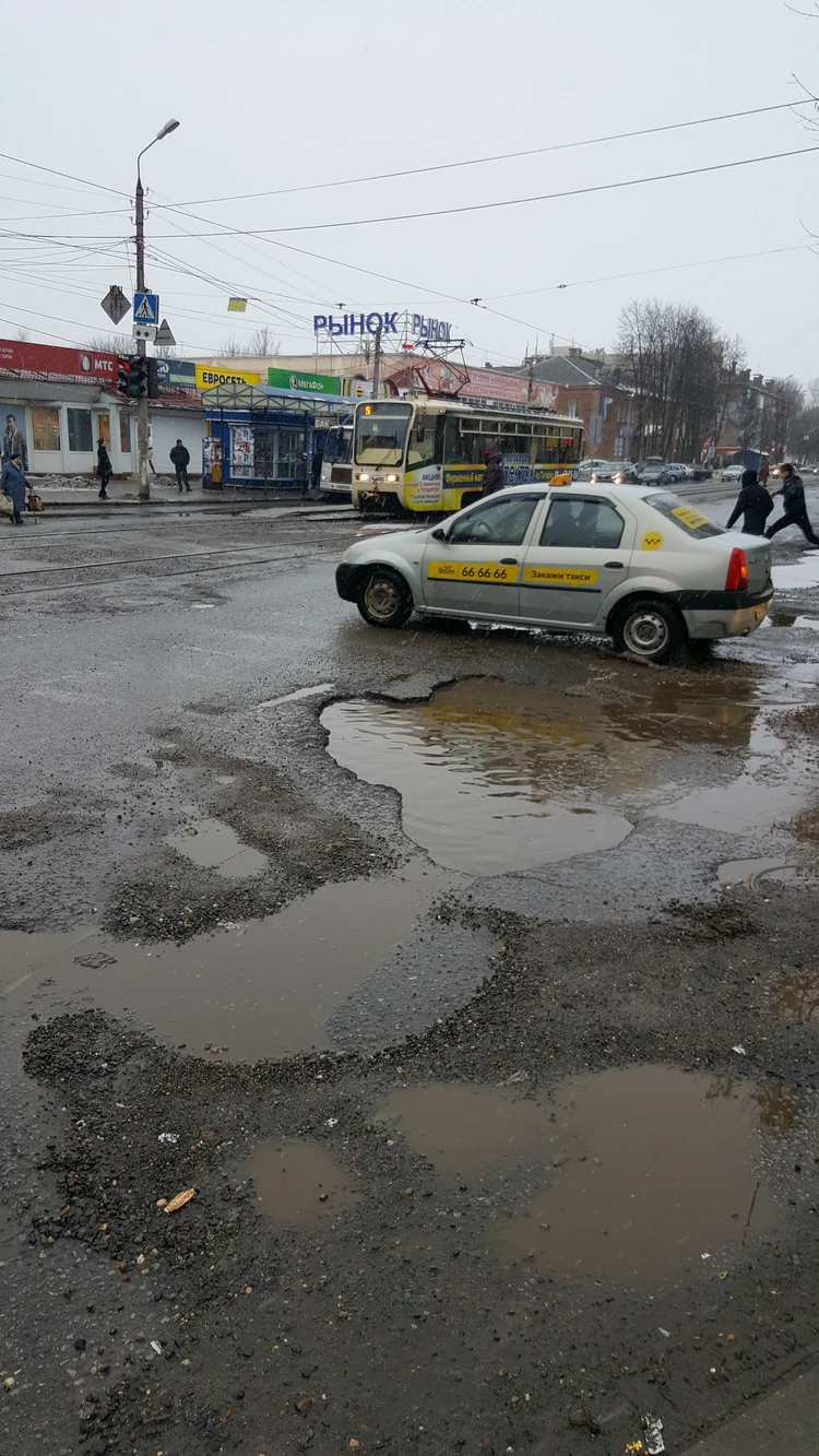 С приходом весны в Ярославле провалился асфальт: чинить дороги будут двумя  способами - KP.RU