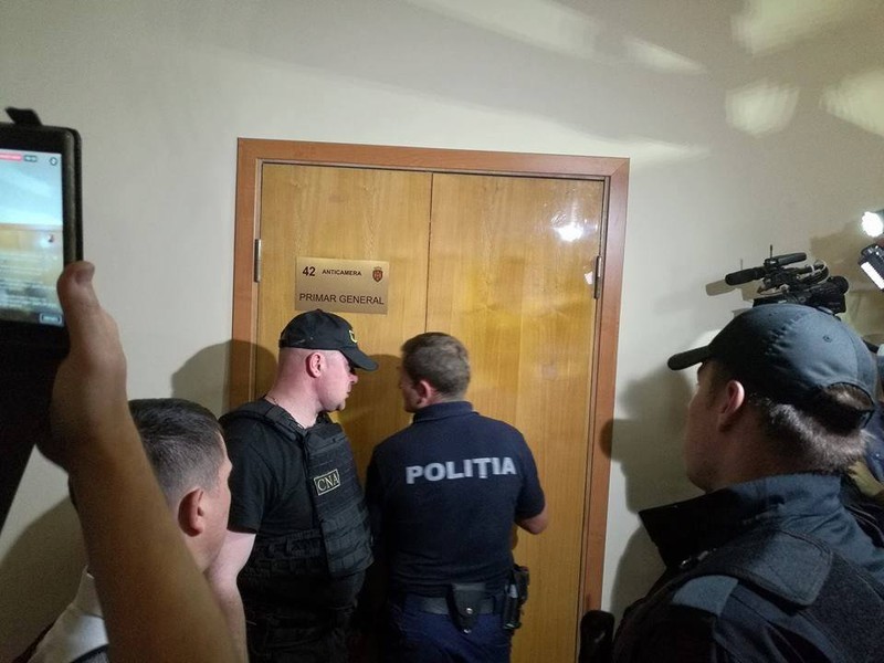 У двери мэра Кишинева - сотрудники НЦБК Фото: Гайк ВАРТАНЯН