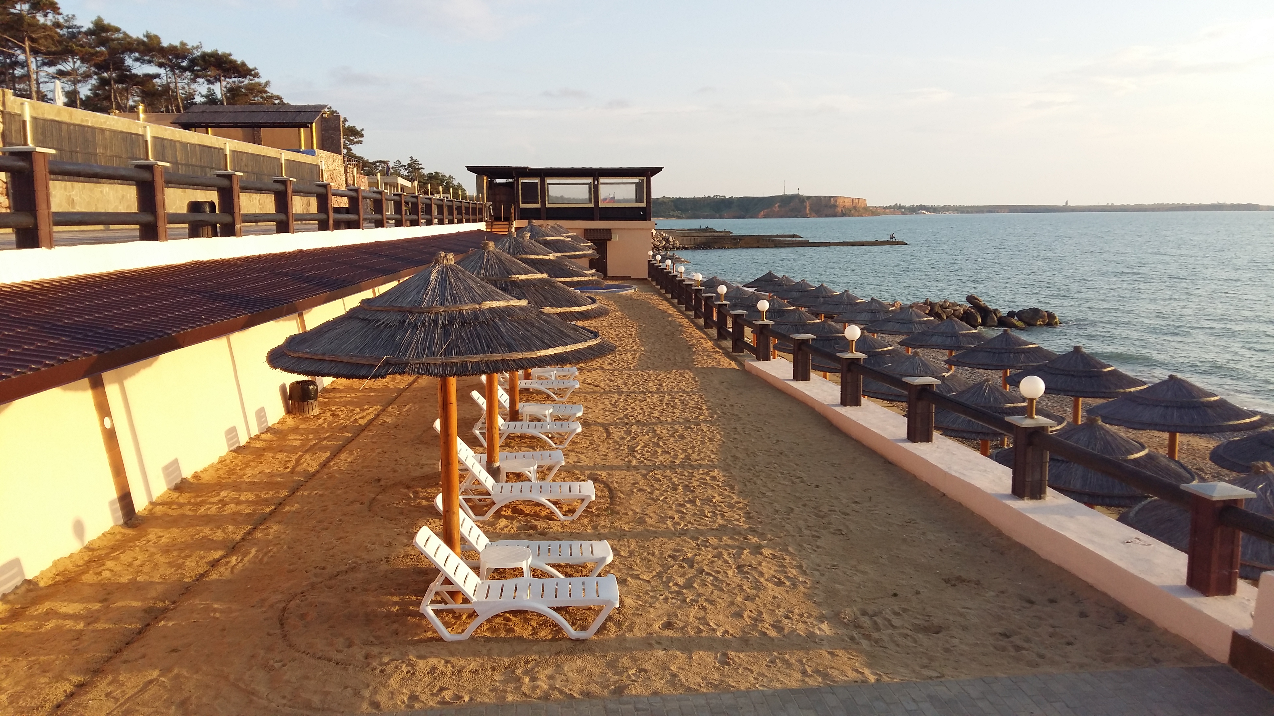 Начало июня замечательное время для принятия солнечных ванн, и цены дешевле.