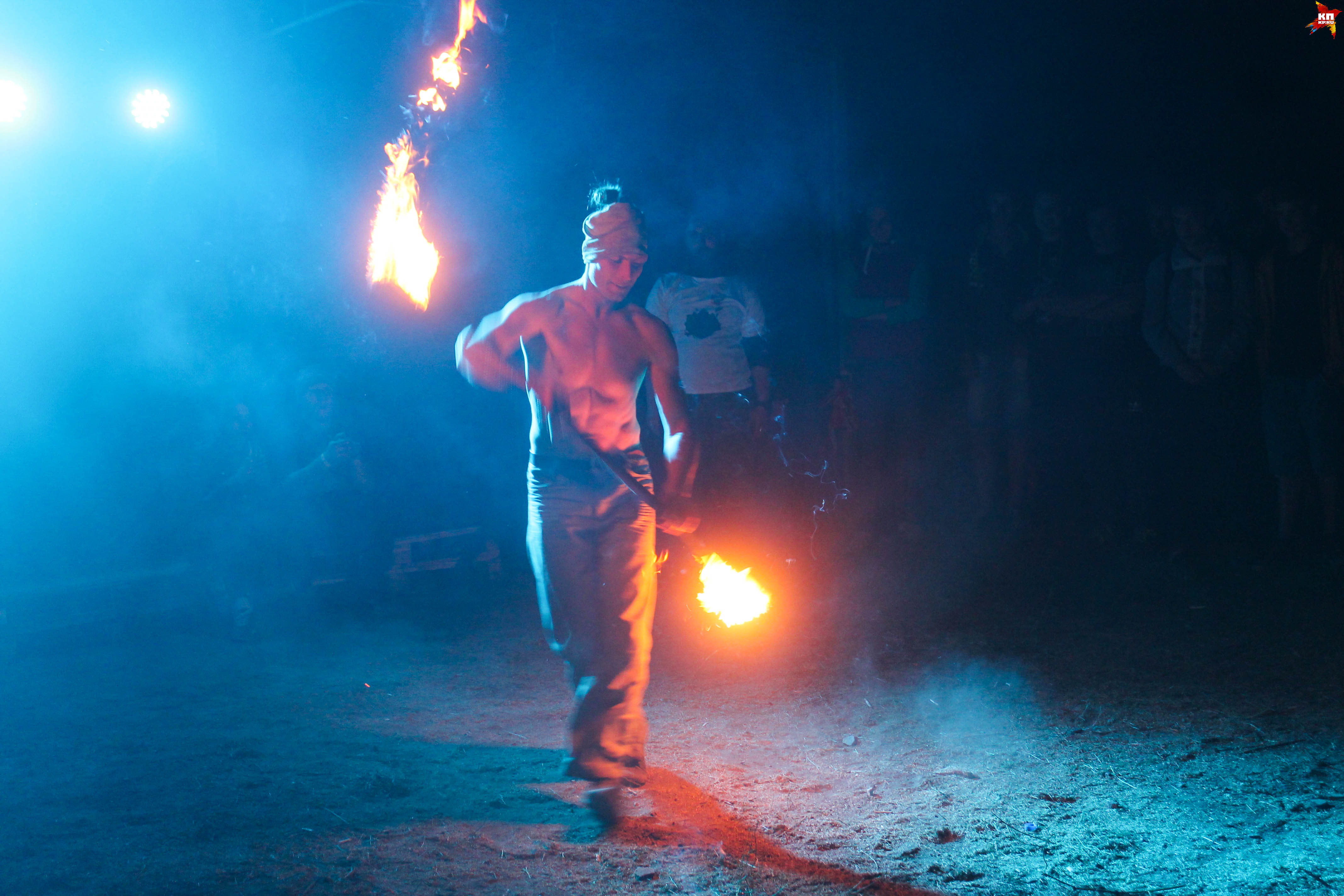 Фаер-шоу многие снимали на смартфоны - было и вправду горячо