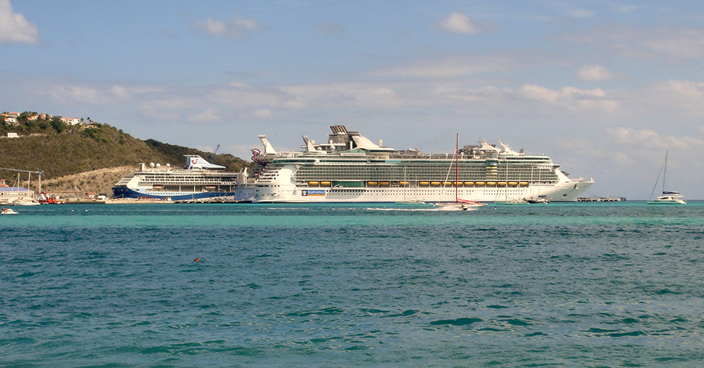 Но вот российских туристов на Синт-Мартене пока совсем мало, и основная их часть прибывает на остров всего лишь на несколько часов, бороздя просторы Карибского моря на круизных лайнерах