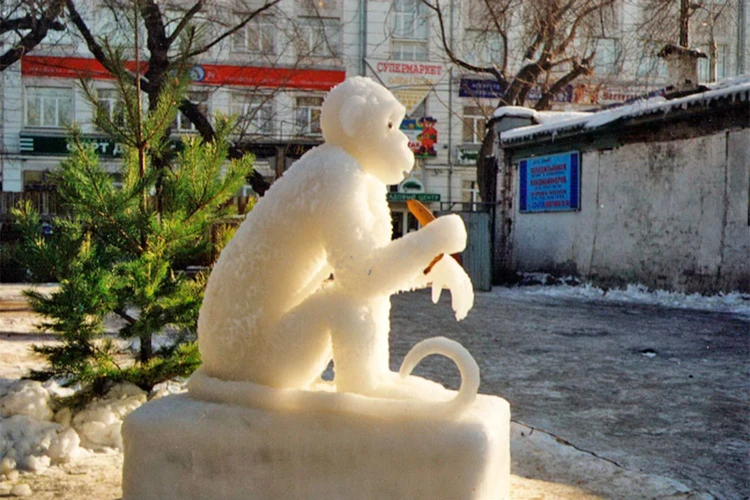 Скульптуры обезьян из снега украсили городской парк отдыха в Челябинске