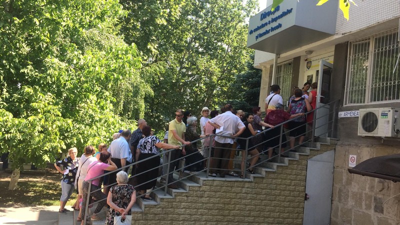 Очередь в управление по сбору местных налогов.