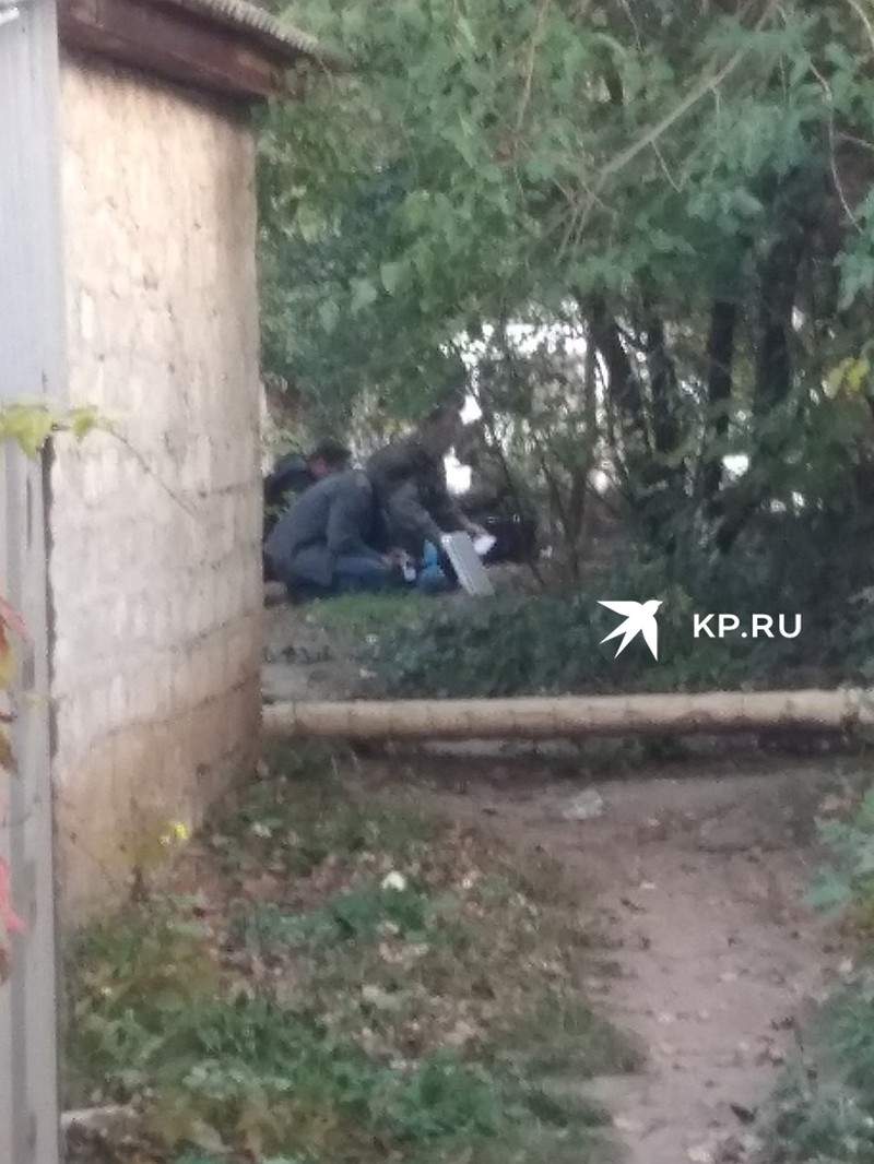 Рядом с домом керченского стрелка работают криминалисты