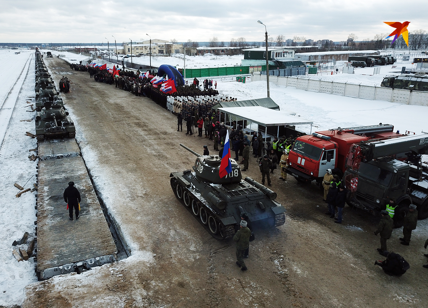 Гремела музыка военного оркестра, разносилось по округе гулкое людское "ура!"