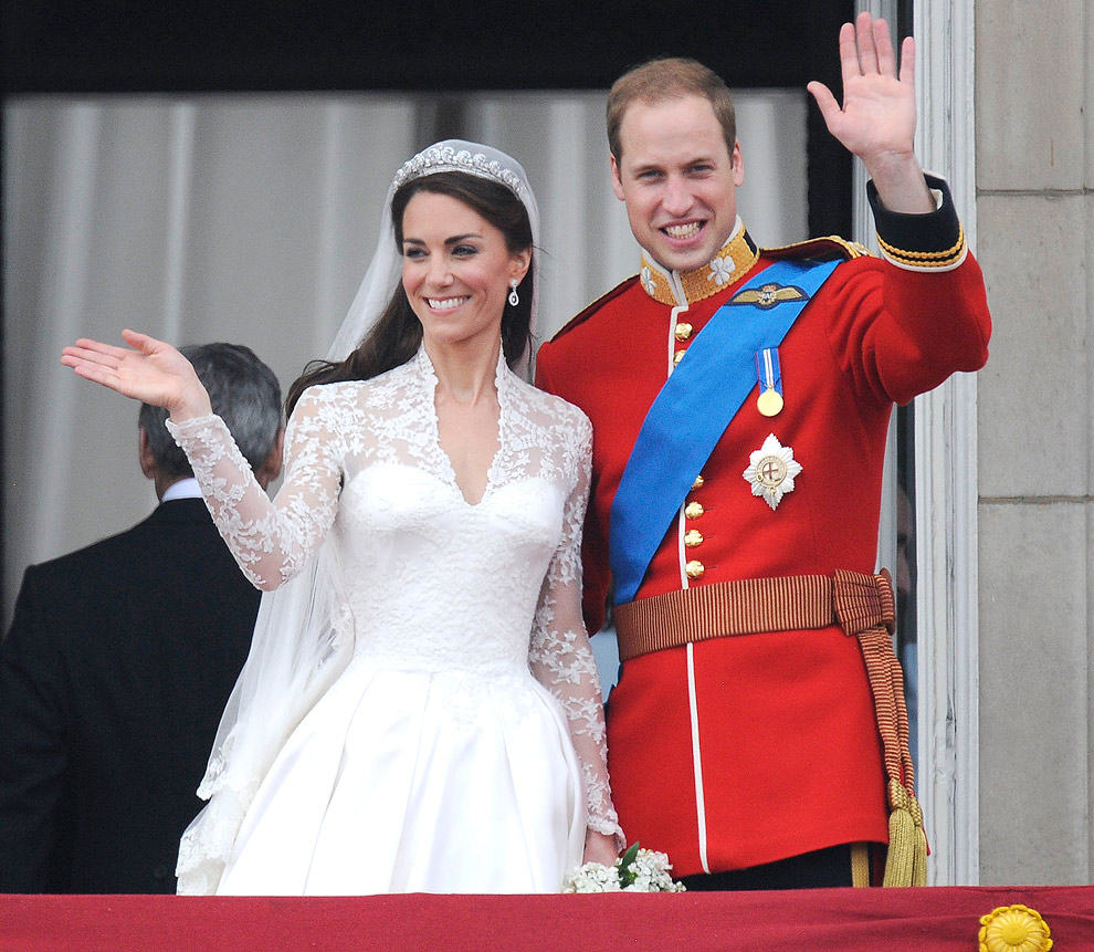 Молодожены принц Уильям и Кейт Миддлтон приветствуют собравшихся у Букингемского дворца, апрель 2011 года.