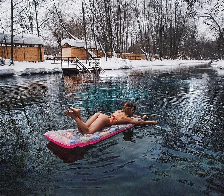 Фотосессия на матрасе в воде