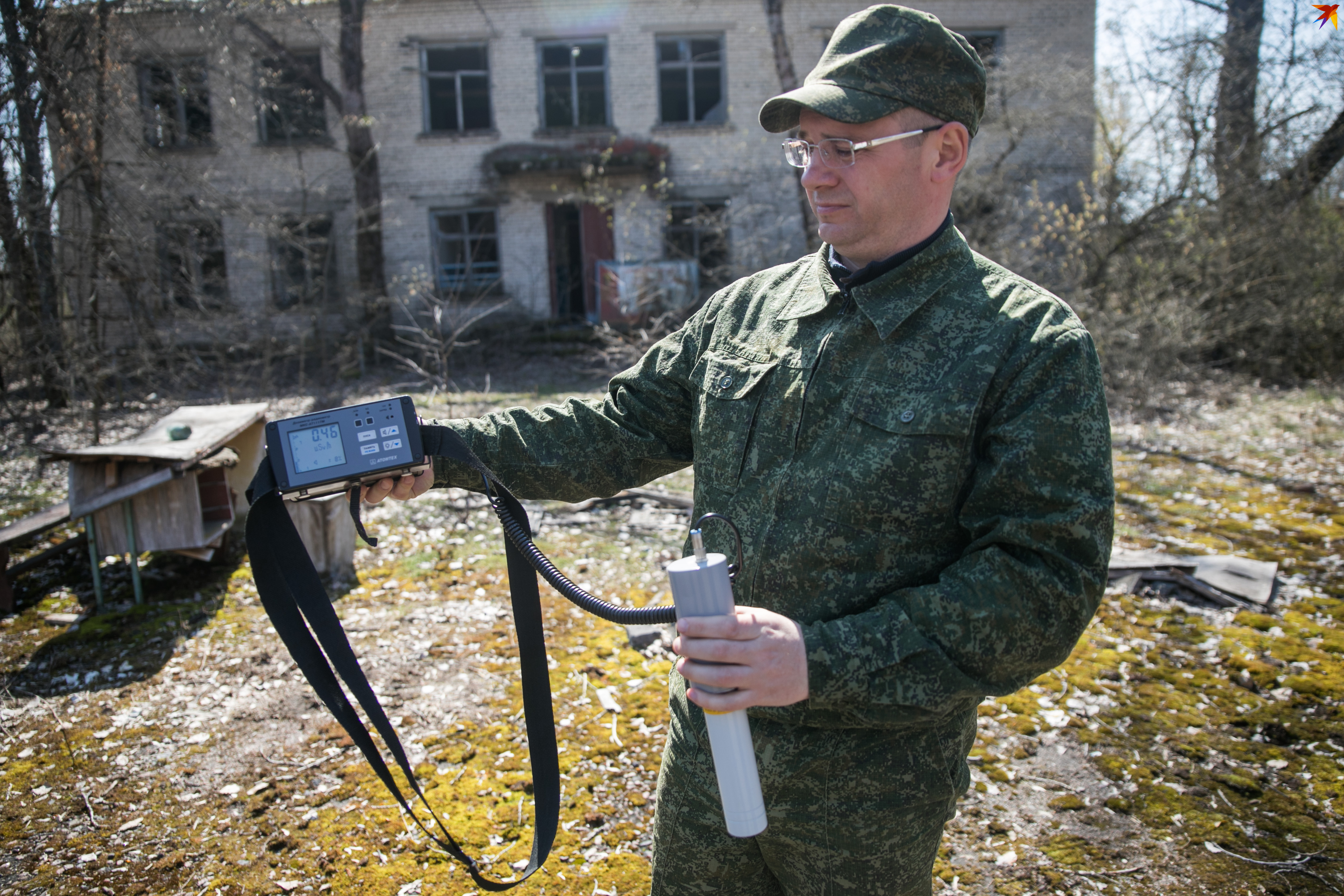 На груди у каждого работника заповедника личный дозиметр.