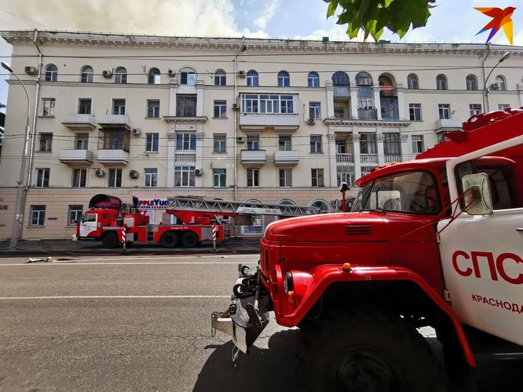 Пожар на крыше многоэтажного дома